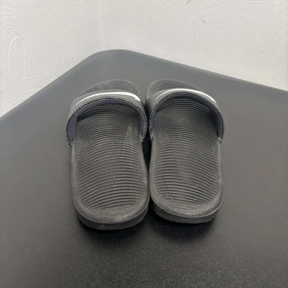 NIKE KIDS KAWA SLIDES (GS/PS)‎ BLACK / WHITE 819352 001 Size 1Y SLIP ON ATHLETIC